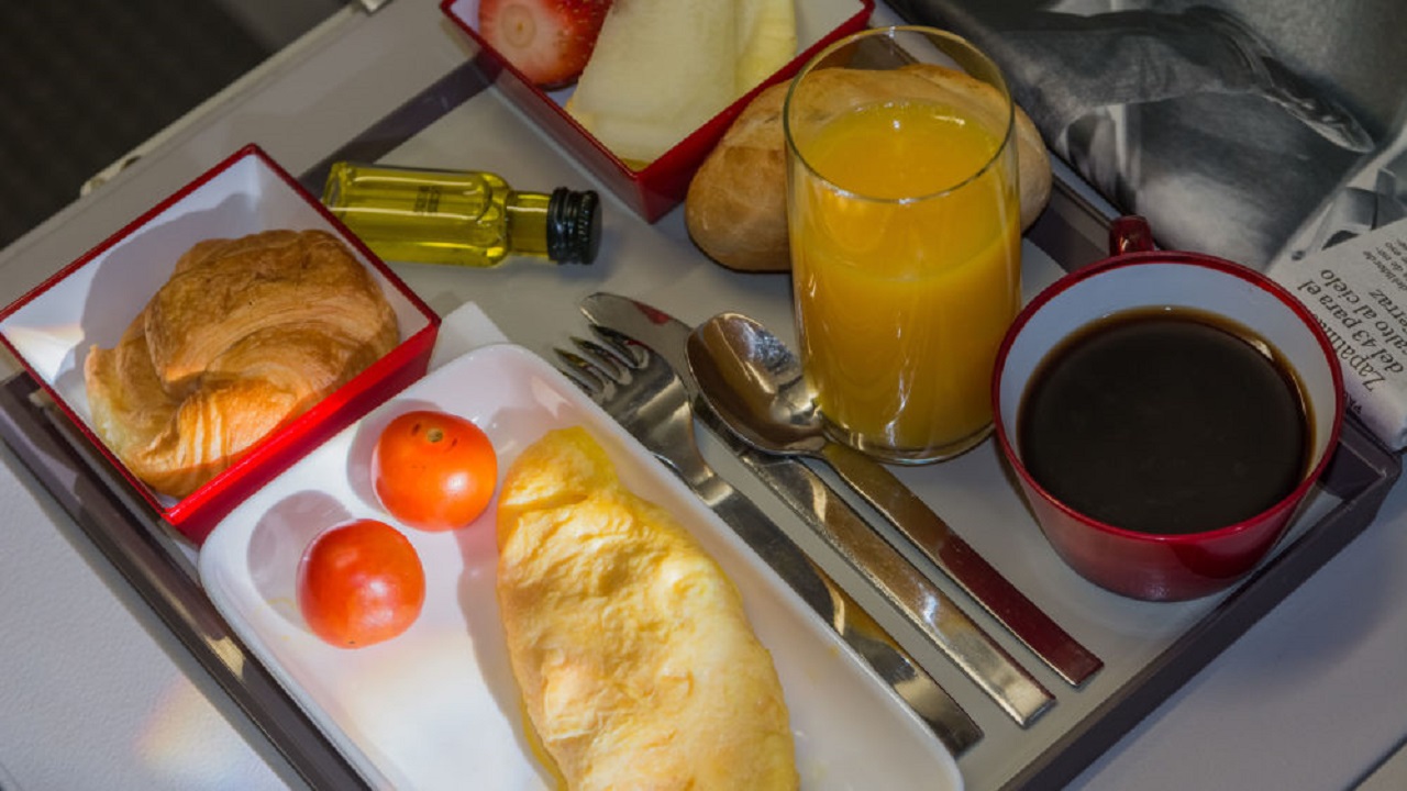 هرگز به این مواد غذایی در هواپیما لب نزنید!