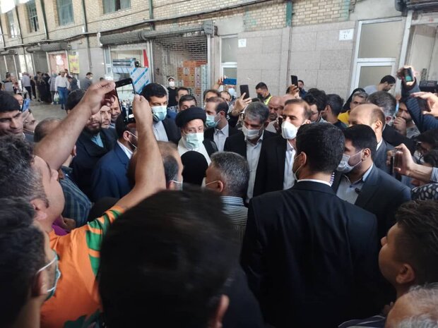 حضور رئیس‌جمهور در میدان بهمن تهران و گفتگو با مردم+ تصاویر