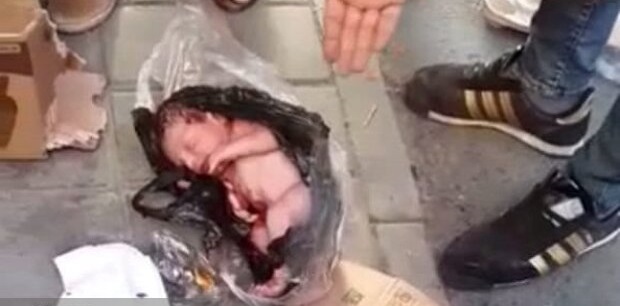 پیدا شدن نوزاد پسر با بندناف در کیسه زباله/ نوزاد زنده است