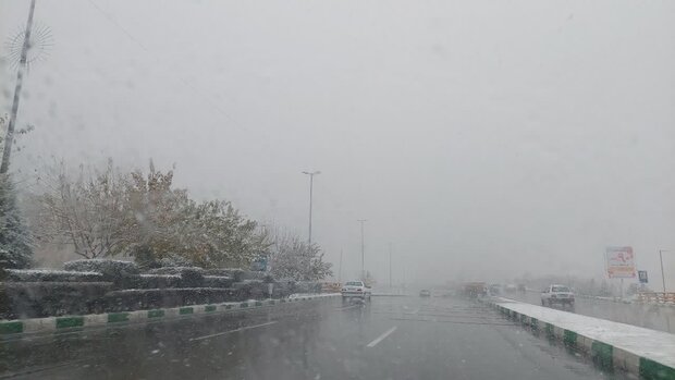 بارش برف و باران در محورهای ۳ استان/ تشریح وضعیت ترافیکی راه‌ها