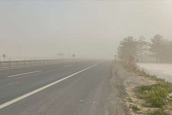 محور انار-یزد به‌ دلیل طوفان شن مسدود شد