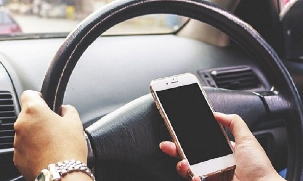 هر نوع استفاده از تلفن همراه به هنگام رانندگی ممنوع است