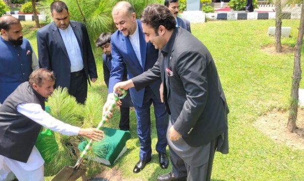 استقبال وزیرخارجه خارجه پاکستان از امیرعبداللهیان/کاشت درخت دوستی