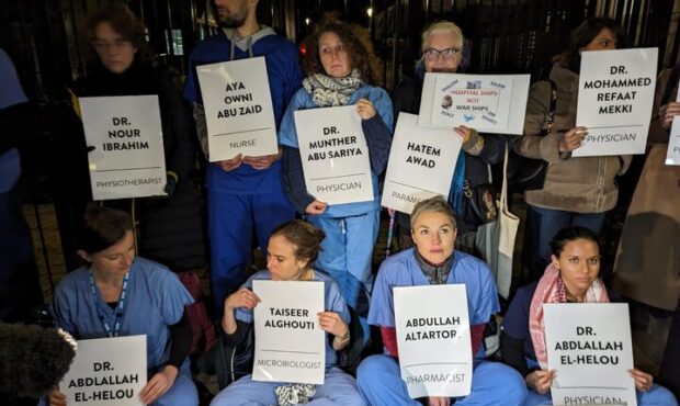کادر درمان انگلیس در حمایت از غزه مقابل دفتر سوناک تحصن کردند