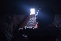 نور آبی ساطع شده از تلفن موجب اختلال در خواب نمی شود