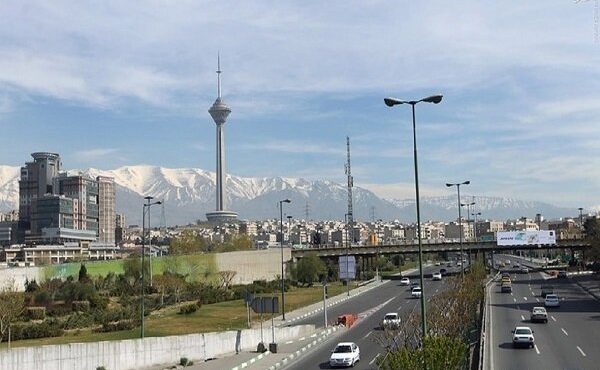 اکثر معابر شهر تهران خلوت و تردد روان است