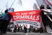 روند تعلیق پروانه طبابت پزشکان معترض در کره جنوبی آغاز شد