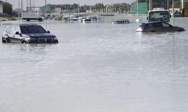 پدیده اقلیمی نادر در امارات/ فرودگاه دبی به دریاچه تبدیل شد