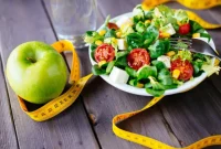 کاهش وزن پایدار: چگونه با کم کردن تدریجی کالری به وزن ایده‌ آل برسیم؟