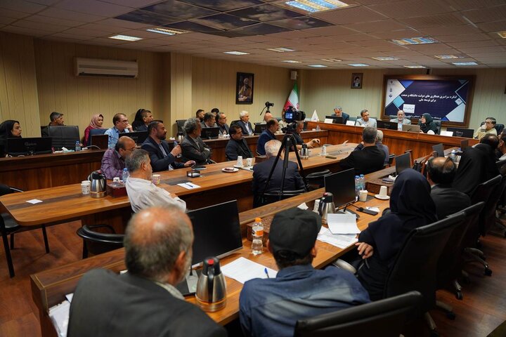 مهاجرانی: صنایع با فعالیت خود نشان دادند زندگی در وسط جنگ جریان دارد