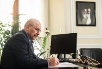 قالیباف: مصوبه اصلاح حقوق کارکنان دولت در سال جاری غیرقانونی است