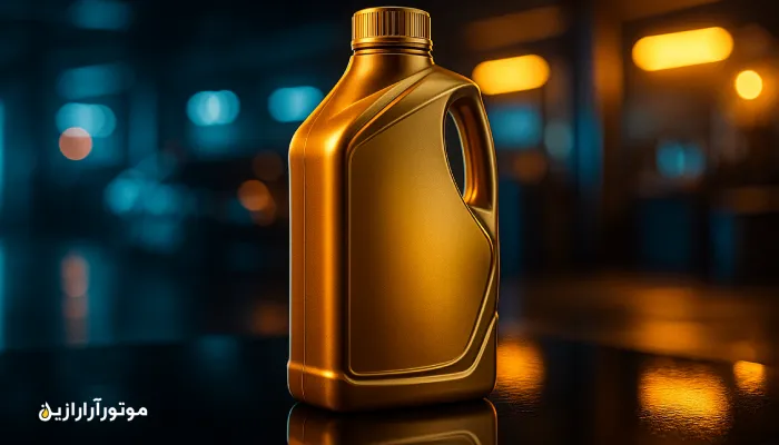 تصویر لوکس بطری روغن موتور طلایی روی سطح مشکی براق با نورپردازی مدرن و پسزمینه کارگاه خودرویی تار.