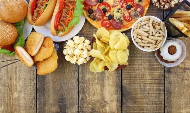غذاهای فوق فرآوری شده می‌توانند باعث پرخوری در نوجوانان شوند